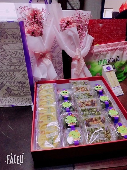7-為女職工贈(zèng)送鮮花、書籍等.jpg