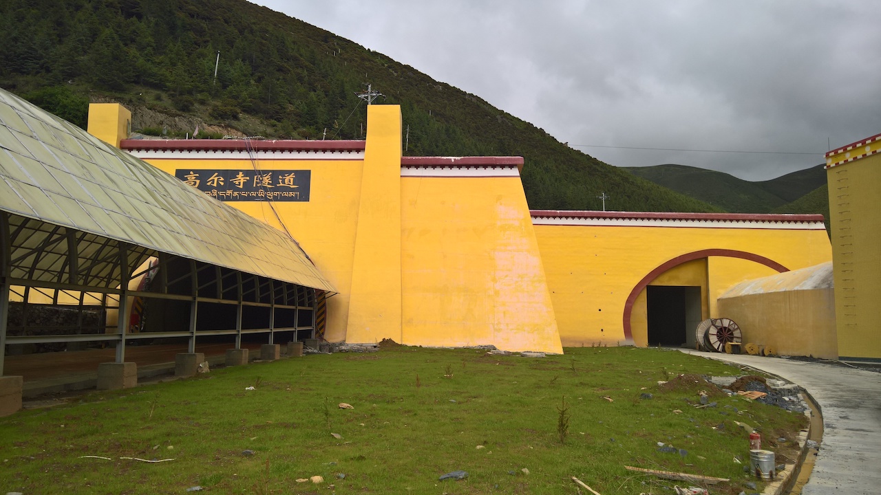 國(guó)道318線(xiàn)高爾寺隧道