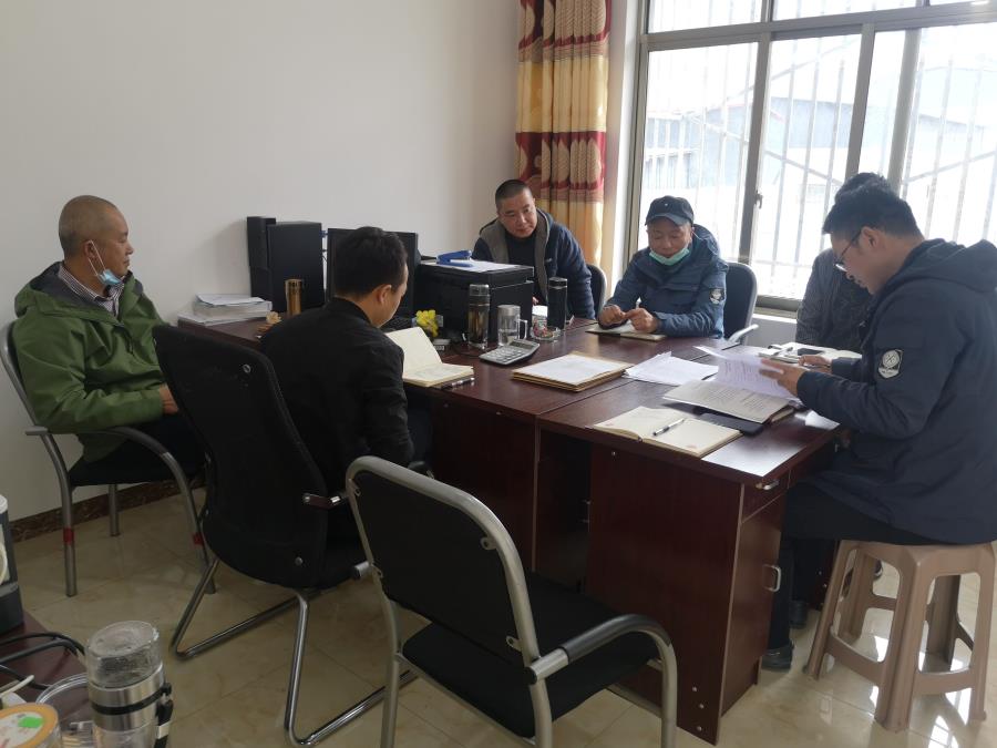 茂縣片區(qū)黨支部黨員利用“碎片化”時(shí)間在鐵投黨建云平臺學(xué)習(xí).jpg