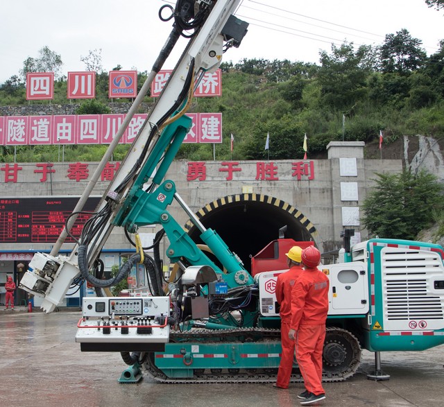 多功能鉆機.jpg