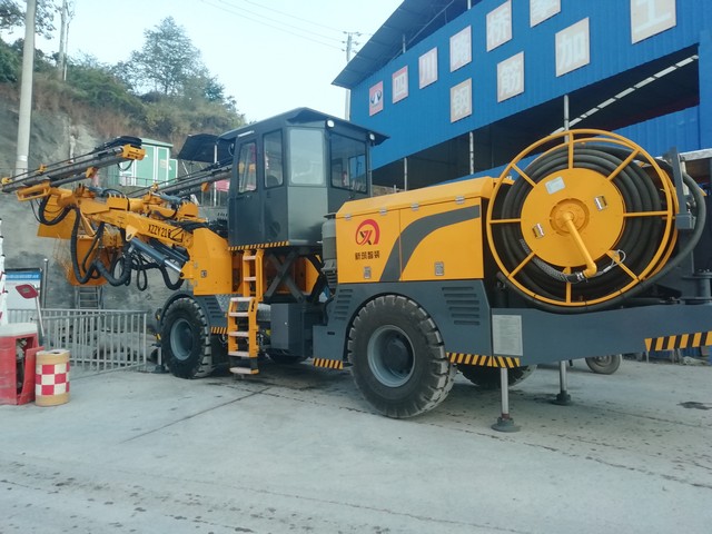 三臂鑿巖臺(tái)車(chē)