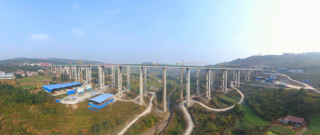 成宜高速公路ZCB3-5項(xiàng)目部五皇壩大橋