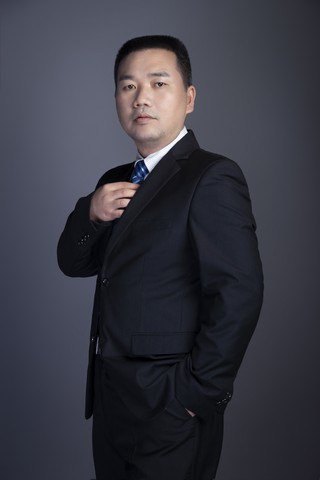 3.1莫忠海職業(yè)裝照片1(1).jpg