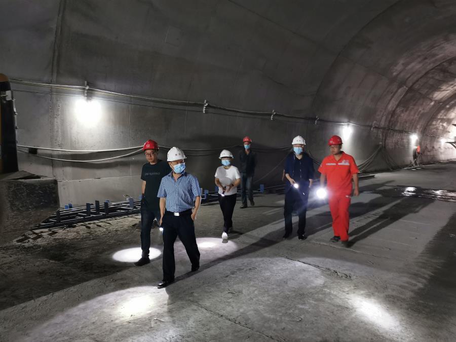 4隧道公司紀(jì)委委員對分包商誠信履約情況進(jìn)行跟蹤.jpg